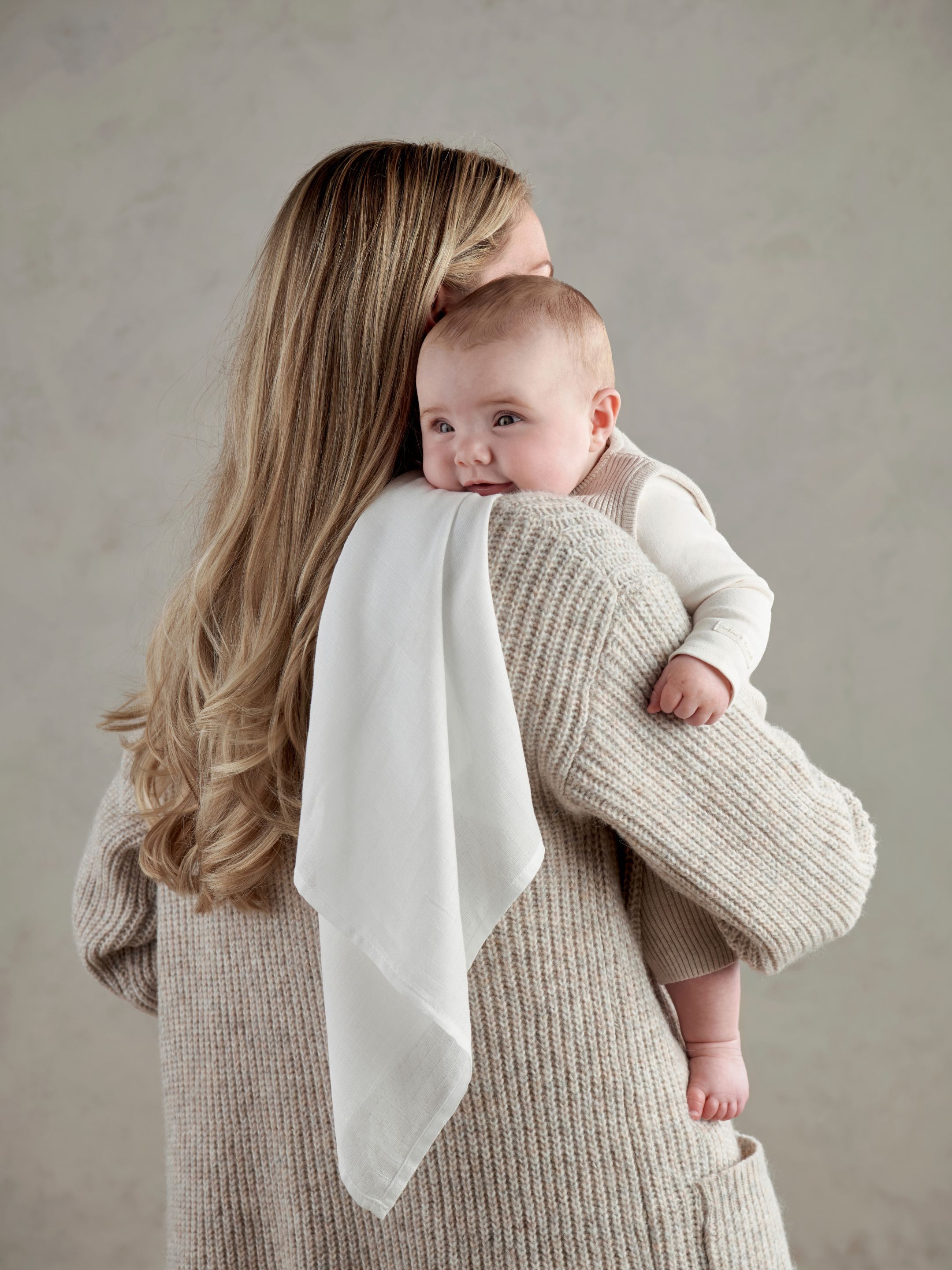 Keepsake Gift Set - Pink Cellular Blanket with Larry Lamb Soft Toy, Muslin Squares & Pink Imprint Tin image number 9